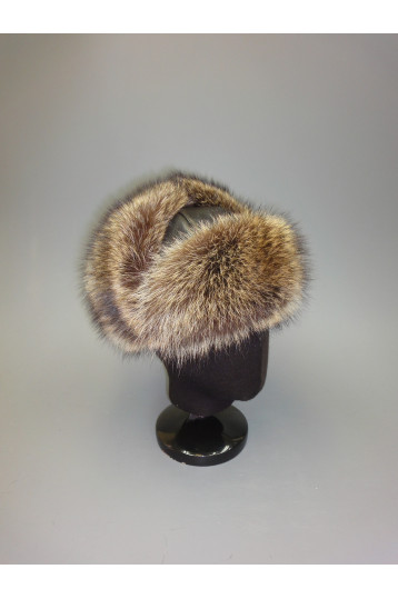 Мужская шапка-ушанка с кожаным верхом черного цвета и мехом енота